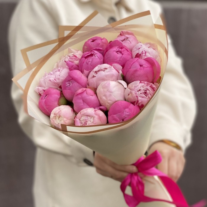 Розовый микс из 17 пионов